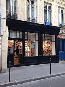 magasin dans une rue de Paris.