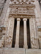Eden od štirih vhodov v Teli ka Mandir. Ta hindujski tempelj je zgradil vladar Pratihare Mihira Bhoja.[130]