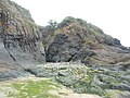 Saint-Nic : anticlinal dans une falaise bordant la plage de Cameros.