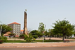 市内の独立の英雄記念碑（2013年）