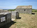 La batterie de l'Aber Ildut : le corps de garde et le magasin à poudre.