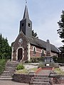 Église Saint-Jean-Baptiste et monument aux morts.