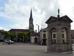 La fontaine Napoléon (1840) et l'église.