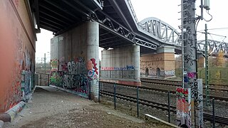 Brücke U-Bahnlinie U2 über Nord-Süd-Fernbahn, Berlin.jpg