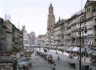 La place du marché de Breslau, alors en Allemagne (maintenant Wrocław en Pologne) entre 1890 et 1900, vue depuis l’Est. (définition réelle 1 024 × 772*)
