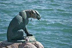 Hierdie bronsstandbeeld is net buite Houtbaai in die Skiereiland opgerig ter nagedagtenis aan die luiperds wat vroeër dikwels in dié omgewing te sien was. In 1933 is die laaste Kaapse luiperd in die baai geskiet.
