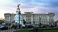 Бакингемската палата и Викторииниот споменик