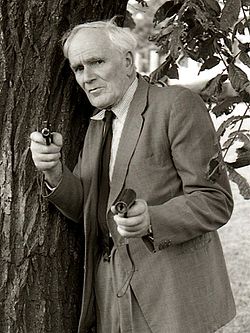 Desmond Llewelyn på besök i Stockholm 1983.