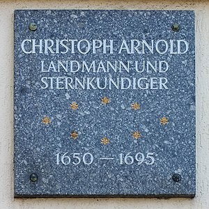 Placa commemorativa a la casa on va néixer i on va viure Arnold