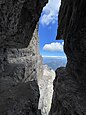 Aus einer spitzen Kehre aufgenommen, zeigt das Bild den Bochette-Weg, der links und rechts in den Felsen gehauen ist; in der Ferne ein weiter Blick ins Tal.