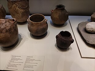 Neolithische Keramik aus Höhlen bei Zuheros
