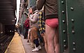 Teilnehmer warten auf die U-Bahn in New York, 2016
