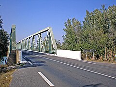 Ancien pont de Sylvéréal (2007) sur le petit Rhône.