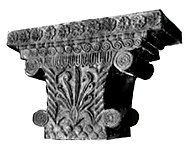 Le chapiteau de Pataliputra (en), très similaire à de nombreux chapiteaux hellénistiques, avec palmette centrale et autres motifs décoratifs grecs. Pataliputra, IIIe siècle av. J.-C.[106]