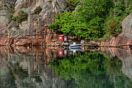 Red fishing huts in Rågårdsdal.jpg