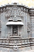 Stenski relief svetišča, oblikovani friz in miniaturni okrasni stolp v templju Malikardžuna v Kuruvatiju