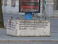 Texto de Joseph Beuys escrito junto al Museo histórico de Alemania, Berlín.jpg