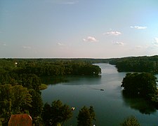 Widok na jezioro z wieży - panoramio.jpg