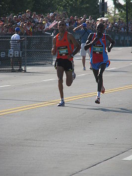 Ivuti (rechts) op de laatste 200 meter van de Chicago Marathon van 2007