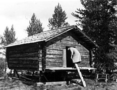 Anton Norsas stabbur bygget ca. 1917, en person går inn i stabburet. Abraure 1948 - Norsk folkemuseum - NF.05116-049.jpg