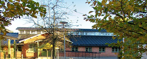 Förskolan Stallet vid Beckombergaskolan i Bromma. Stallet med sina lanterniner byggdes i tegel omkring 1890 av Knut Ljunglöf som mönsterladugård på Beckomberga bys gamla gårdstomt.