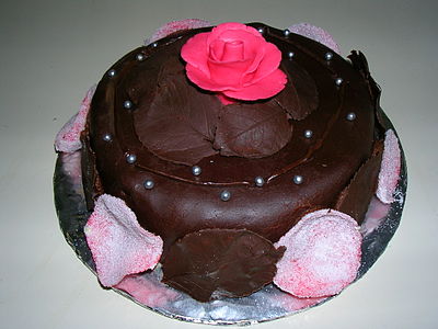 Pastel cubierto con fondant envuelto en chocolate