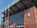 Le mythique "Kop of Anfield" - tribune accueillant les supporters les plus fervents du Liverpool FC - tel qu'on peut le voir en parcourant "Anfield Road", la rue qui mène au stade du même nom.