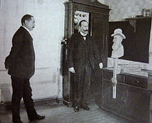 Photo en noir et blanc représentant deux hommes qui étudient les mouvements corporels involontaires.