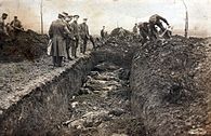 Foto eines Massengrabes bei Vimy (oder evtl. bei Fromelles), wie es zunächst 1916 als Postkarte veröffentlicht wurde