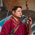 Der Musiker Naranbaatar Purevdorj mit Pferdekopfgeige (Morin khuur) und Kehlkopfgesang beim TFF Rudolstadt 2014