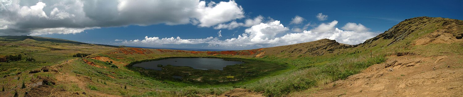 Panorama van de krater Rano Raraku. Rechts op de kraterhelling zijn de moai te zien