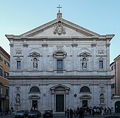 Façade de marbre blanc d'une église.