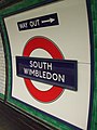 Il nome della stazione sul logo della metropolitana di Londra