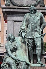 Sockelgruppen med Axel Oxenstierna och Clio på sockeln till Gustav II Adolfs staty, Stockholm.