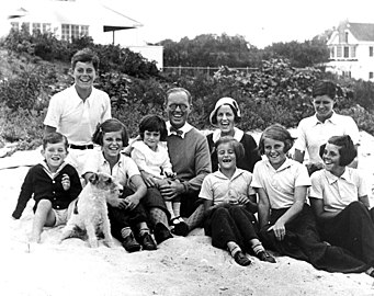 A Kennedy család Hyannis Portban 1931-ben (John balról a második (térdel)