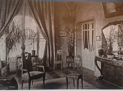 Original fireplace with art nouveau glass and decor of the salon (1904)