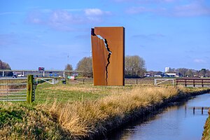 Het Andere Monument van Karel Buskes uit 2019 langs de A7 nabij Westerbroek en Harkstede symboliseert een gebroken baksteen als gevolg van de gaswinning en dient als tegenhanger van de Gasmolecule bij Hoogezand iets verder naar het oosten. Het is opgericht ter nagedachtenis aan Meent van der Sluis, die in de jaren 1980 en 1990 voor het eerst kwam met een verband tussen de gaswinning en de aardbevingen, hetgeen destijds door NAM-directeur Frank Duut als 'absolute flauwekul' werd betiteld. Het gezicht van Van der Sluis is als contour in de scheur opgenomen. In het donker licht het monument van binnenuit op.