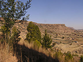 Thaba Bosiu soos gesien van sy noordelike hange.