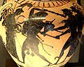Ánfora de cerámica de figuras negras, que representa la disputa entre Apolo y Heracles por el trípode de Delfos. Relacionada con el denominado Grupo de Toronto 305. Hacia 510 a. C.[78]​