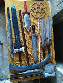 Table avec des armes en mousse.