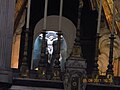 Il Cristo in croce visto dall'altare maggiore della chiesa