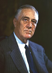 Franklin Roosevelt, ring warsa 62 sané rambutné sampun ubanan lan marep kamera.