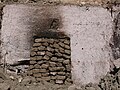 Reste eines „Backofens“ in einem zerstörten Haus. Der Ofen führte ursprünglich zu einer alt-ägyptischen Grabanlage.