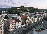 Vista de la Mírové Náměstí con la iglesia