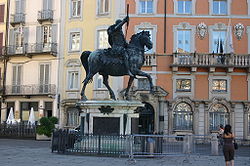 1615 na ekwestreng estatwa ni Francesco Mochi ni Ranuccio II Farnesio, Duke of Parma, sa pangunahing plaza ng lungsod, Piazza dei cavalli.