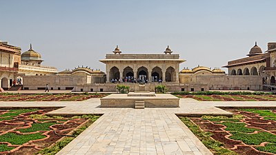 Benteng Agra adalah salah satu bangunan vital di masa pemerintahan Sultan Akbar dari Kesultanan Mughal. Benteng ini terletak di Agra, Uttar Pradesh, India.