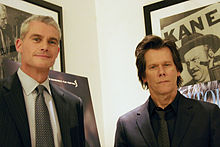 Kevin Bacon et Michael Strobl, dont il incarne le rôle dans Taking Chance