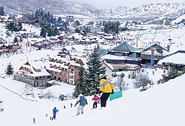 El Cerro Catedral en Bariloche, Río Negro, es el centro de esquí más grande de América Latina. Bariloche es asimismo el mayor destino turístico de la Patagonia