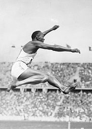 Jesse Owens beim Weitsprung bei den Olympischen Spielen