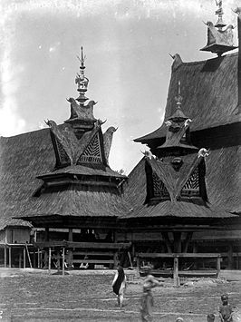 Een duiventil en een schedelhuisje bij de woning van Pa Mbelga te Kabandjahé, Karolanden (1914-1919).